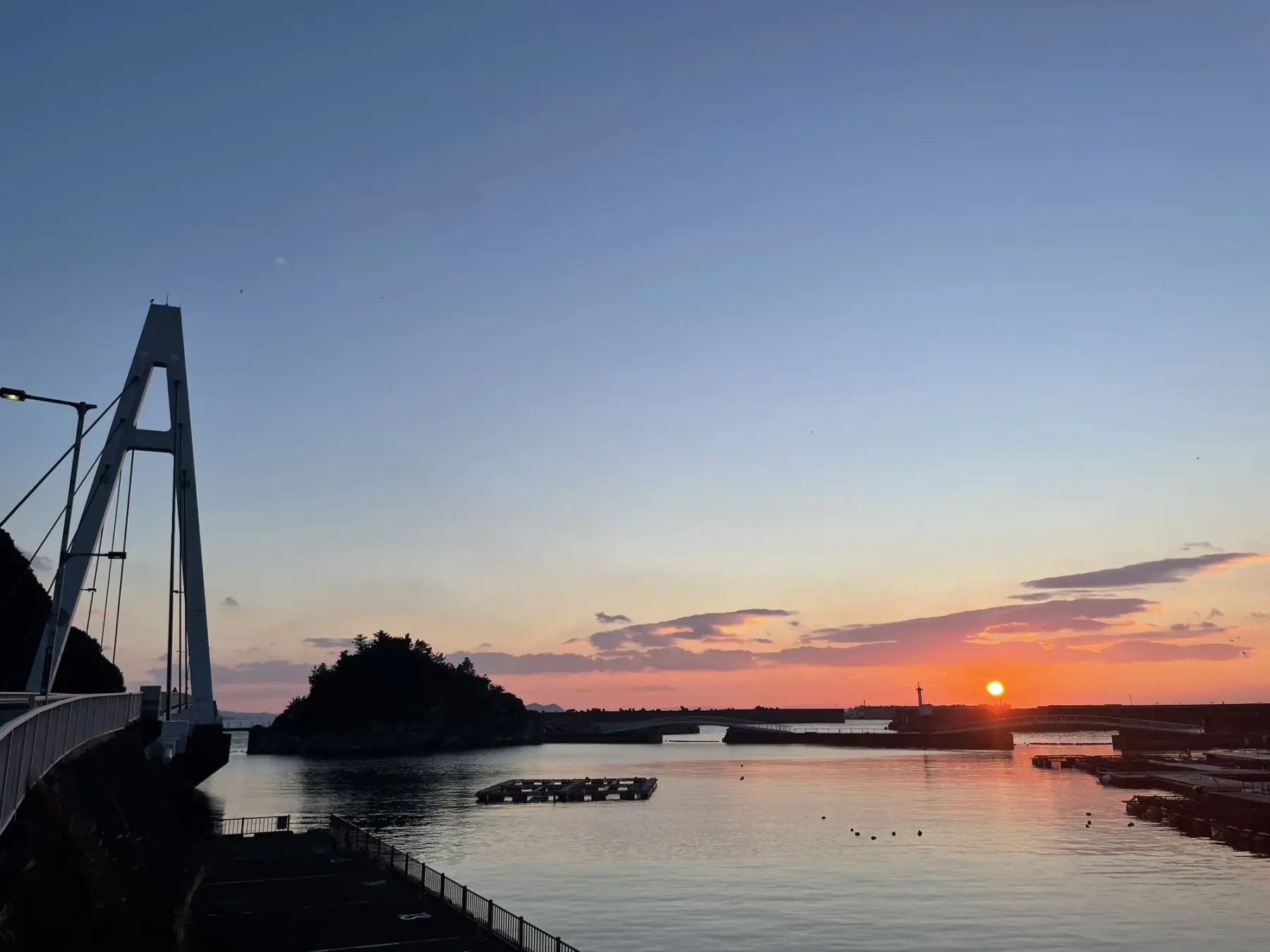 田野の海辺に沈む夕日