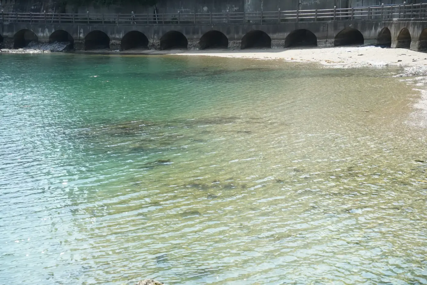 浪早ビーチの透明な海と砂浜